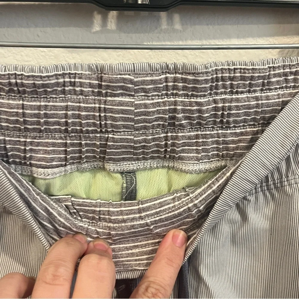 Lululemon gray and white striped older style pants size 4